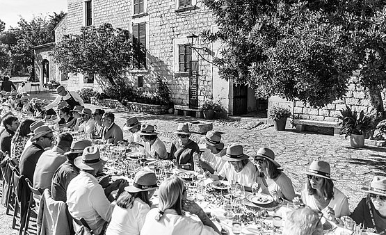 Se reparten sombreros de paja bulthaup y nos vamos acercando a la mesa de la finca